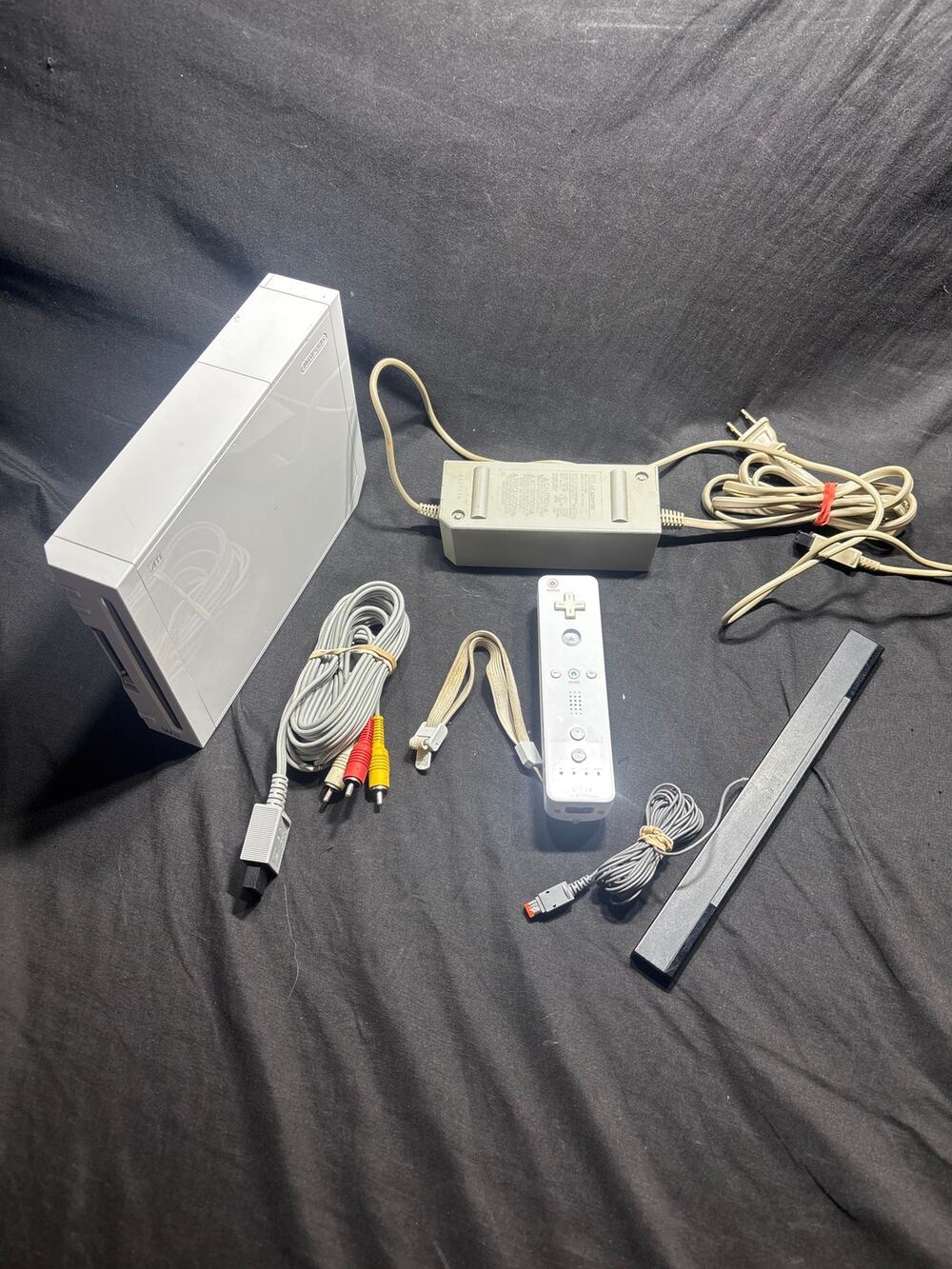 Nintendo Wii Console White GameCube Compatible Bundle Cords Remote Sensor Tested